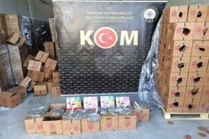 Manisa'nın Akhisar il&ccedil;esinde, gıda &uuml;r&uuml;n&uuml; ibareli kutulardan inşaat kumu &ccedil;ıktı.