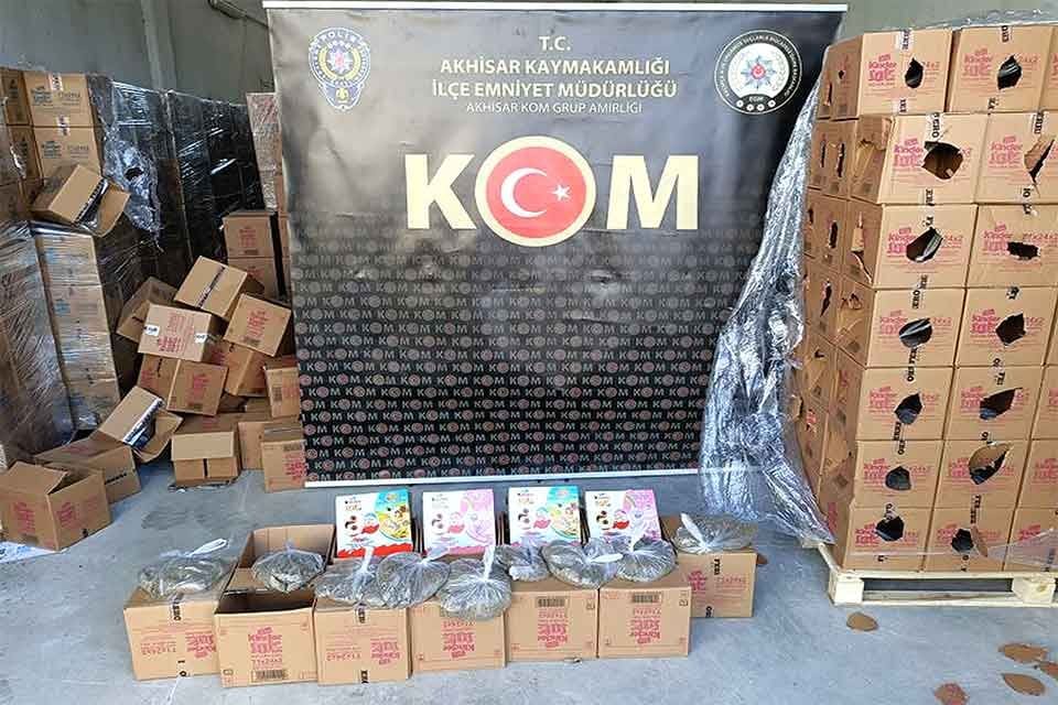 Manisa'nın Akhisar il&ccedil;esinde, gıda &uuml;r&uuml;n&uuml; ibareli kutulardan inşaat kumu &ccedil;ıktı.
