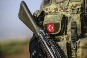 Irak'ın kuzeyindeki Avaşin b&ouml;lgesinde şiddetli &ccedil;atışmaların yaşandığı ter&ouml;r yuvası Kartal