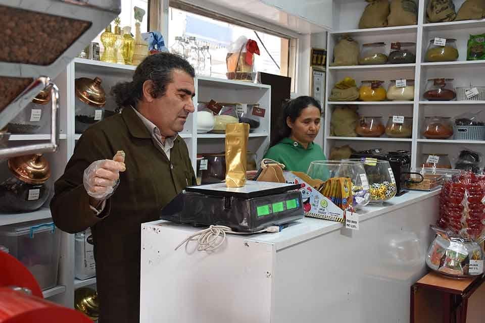 İZMİR'de doğuştan g&ouml;rme engelli 2 &ccedil;ocuk babası Mustafa Şahin (44),