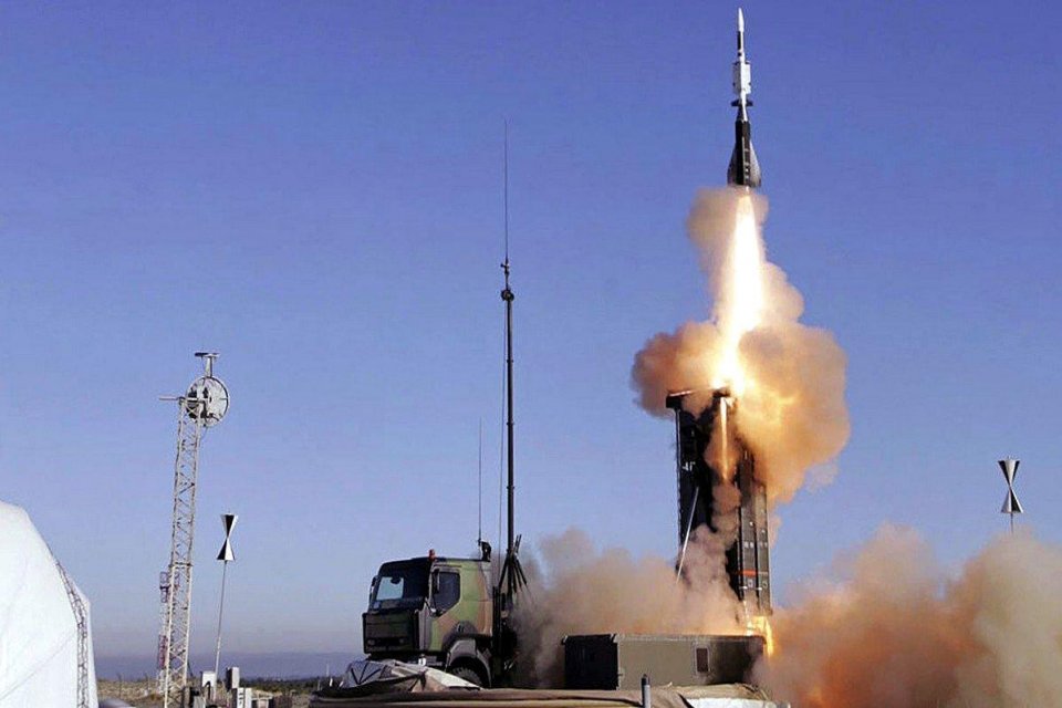 Yunanistan&rsquo;ın Girit Adası&rsquo;na balistik f&uuml;zeleri tespit eden AESA radarlarını yerleştirme