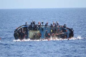 Madagaskar'da d&uuml;zensiz g&ouml;&ccedil;menleri taşıyan teknenin batması sonucu 22 kişi &ouml;ld&uuml;.