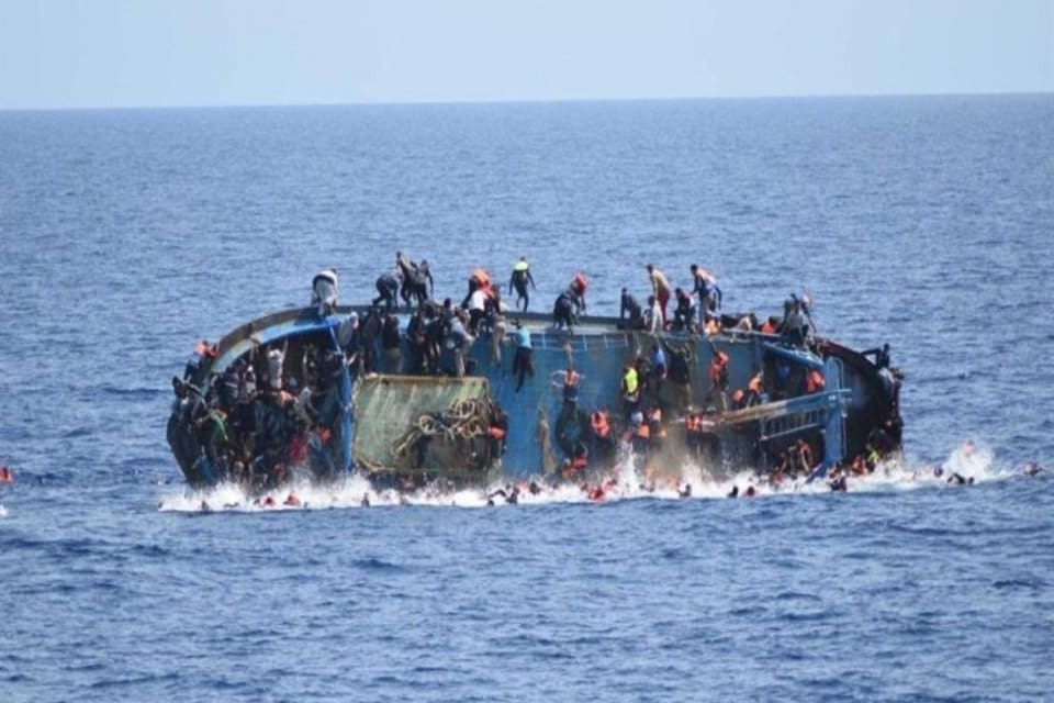 Madagaskar'da d&uuml;zensiz g&ouml;&ccedil;menleri taşıyan teknenin batması sonucu 22 kişi &ouml;ld&uuml;.
