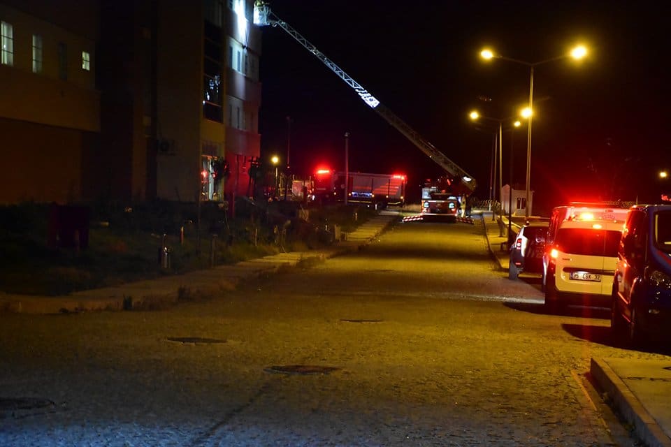 İzmir&rsquo;in &Ccedil;iğli il&ccedil;esindeki g&ouml;&ccedil;men geri g&ouml;nderme merkezinde &ccedil;ıkan yangın endişe
