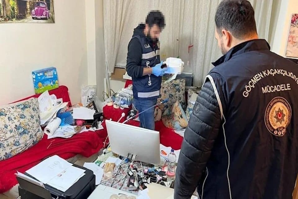 İstanbul&rsquo;da g&ouml;&ccedil;men ka&ccedil;ak&ccedil;ılarına karşı y&uuml;r&uuml;t&uuml;len &ccedil;alışmalarda 2 ş&uuml;pheli yakalandı. Ş&uuml;phelilerin,
