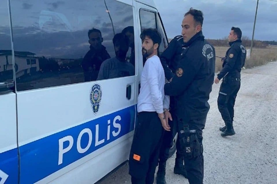 Kırklareli'de polisin yaptığı uygulamalarda 13 ka&ccedil;ak g&ouml;&ccedil;men yakalandı. G&ouml;&ccedil;menlere organizat&ouml;rl&uuml;k