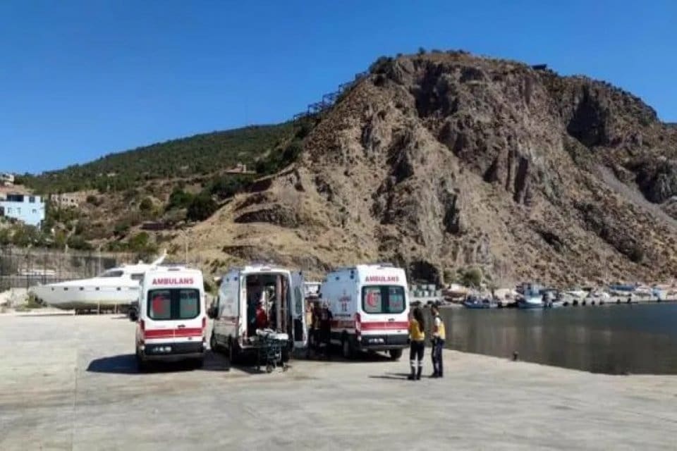&Ccedil;anakkale'nin Ayvacık il&ccedil;esi a&ccedil;ıklarında, ka&ccedil;ak g&ouml;&ccedil;menleri taşıyan fiber teknenin batması