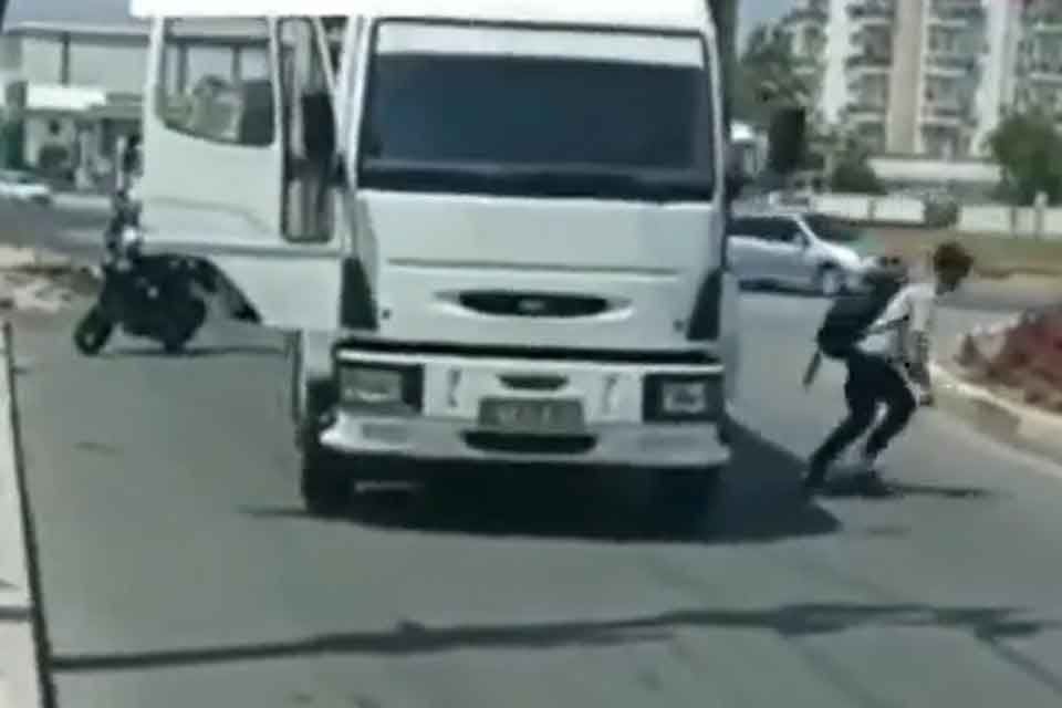 İzmir Torbalı&rsquo;da polis tarafından durdurulan bir kamyondan onlarca sığınmacı atlayarak