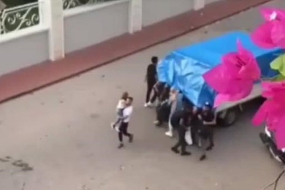İZMİR'den kamyonete bindirilen Afganistan ve Filistin uyruklu 23 ka&ccedil;ak g&ouml;&ccedil;men,