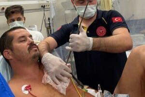 İzmir&rsquo;de Oğuzhan Son&uuml;g&uuml;r&rsquo;&uuml;n (33) g&ouml;ğs&uuml;ne kazayla zıpkın, kaldırıldığı hastanede ameliyatla