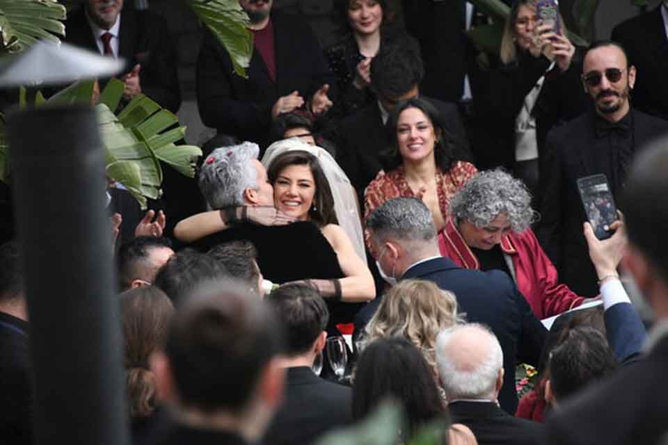 &Uuml;nl&uuml; oyuncu G&ouml;k&ccedil;e Bahadır, m&uuml;zisyen sevgilisi Emir Ersoy ile Ala&ccedil;atı'da