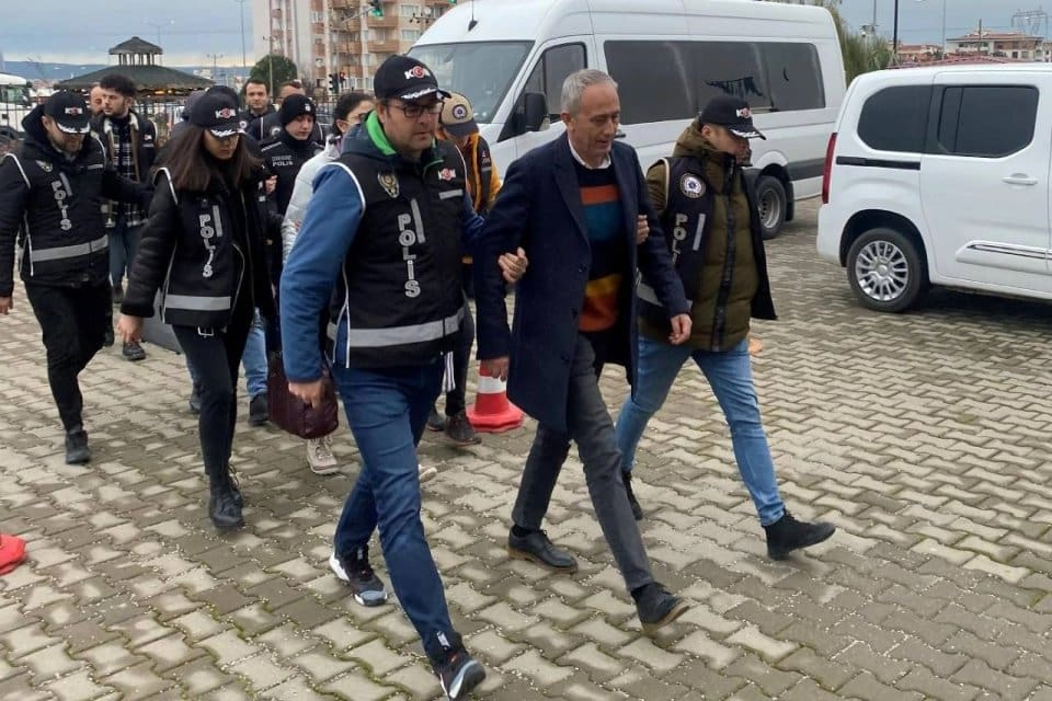 Yolsuzluk ve r&uuml;şvet iddiasıyla g&ouml;zaltına alınan G&ouml;k&ccedil;eada Belediye Başkanı &Uuml;nal