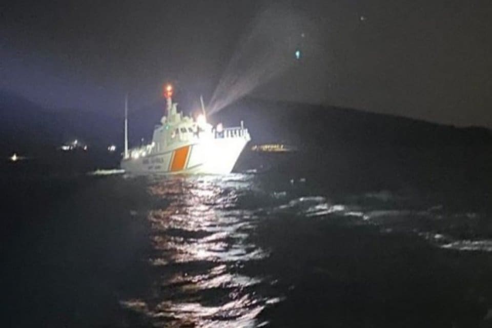 &Ccedil;anakkale'nin G&ouml;k&ccedil;eada il&ccedil;esinde tekne faciası yaşandı. 5 kişinin bulunduğu tekne