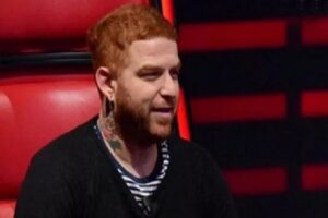 Athena grubunun solisti G&ouml;khan &Ouml;zoğuz, arkeoloji m&uuml;zesi m&uuml;d&uuml;r&uuml;n&uuml;n tarihi eser