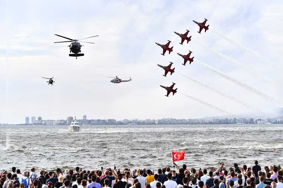 İzmir&rsquo;in kurtuluşunun 99&rsquo;uncu yıld&ouml;n&uuml;m&uuml; etkinlikleri kapsamında d&uuml;zenlenen havacılık g&ouml;sterisi İzmir