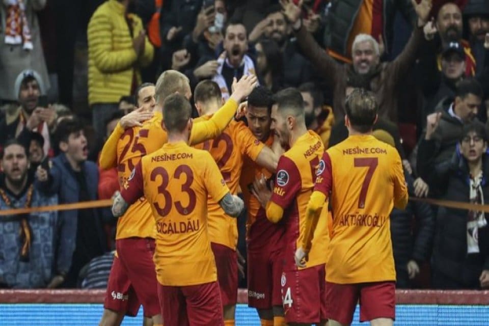 Galatasaray, S&uuml;per Lig&rsquo;in 27. haftasında &Ccedil;aykur Rizespor&rsquo;u 4-2 mağlup etti.