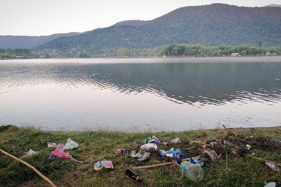 &Ouml;demiş il&ccedil;esinde bulunan G&ouml;lc&uuml;k G&ouml;l&uuml;'nde belediye ekipleri tarafından yapılan temizlik