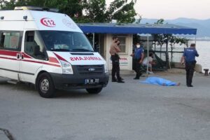 İzmir'in Karşıyaka ilçesinde, denizde hareketsiz şekilde yatan kişinin yapılan kontrollerde
