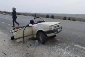 Eskişehir'de, cipin &ccedil;arpması sonucu ortadan ikiye b&ouml;l&uuml;nen otomobilin s&uuml;r&uuml;c&uuml;s&uuml; hafif