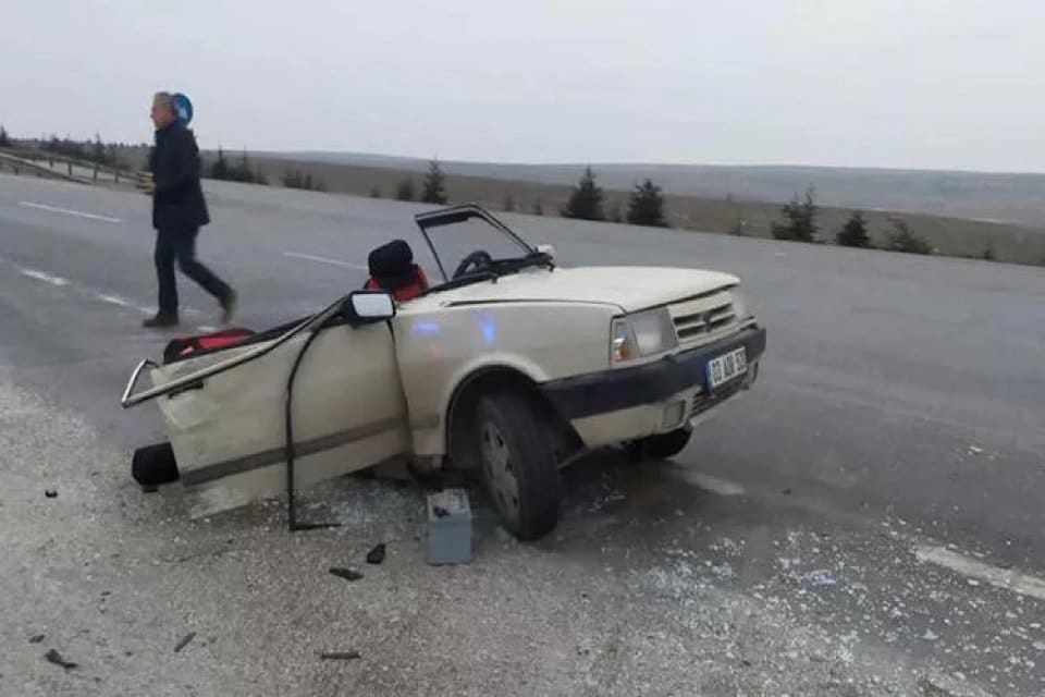 Eskişehir'de, cipin &ccedil;arpması sonucu ortadan ikiye b&ouml;l&uuml;nen otomobilin s&uuml;r&uuml;c&uuml;s&uuml; hafif