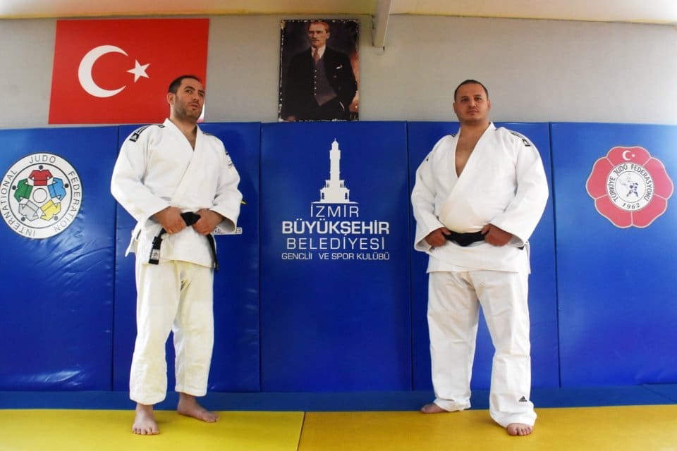 İzmir B&uuml;y&uuml;kşehir Belediyesi Gen&ccedil;lik ve Spor Kul&uuml;b&uuml;'n&uuml;n g&ouml;rme engelli judocuları