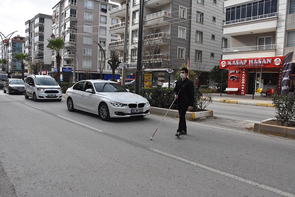 İzmir'in Torbalı il&ccedil;esinde yalnız yaşayan g&ouml;rme engelli Aykut Akt&uuml;rk (36),