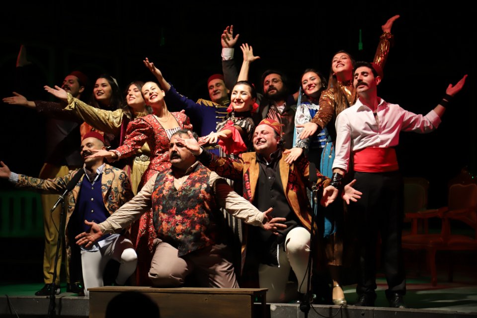 Bornova Belediyesi Şehir Tiyatrosu (BBŞT) repertuarındaki oyunlardan olan “Radyo-yu Hümayun”u