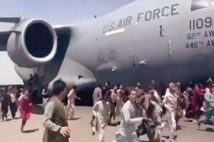 ABD Hava Kuvvetleri, Afganistan'ın başkenti Kabil'den tahliye i&ccedil;in kalkan askeri