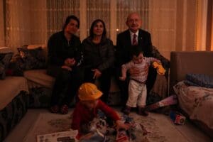CHP lideri Kılı&ccedil;daroğlu, 4 ay evinde elektriği olmayan 3 &ccedil;ocuk