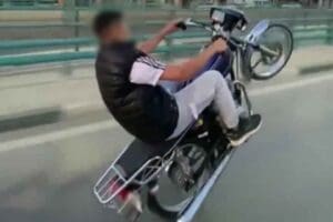 MANİSA'nın Turgutlu il&ccedil;esinde, motosikletiyle trafiği tehlikeye d&uuml;ş&uuml;recek hareketler yapan ve