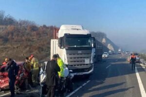 Bursa – Balıkesir yolunda sis nedeniyle meydana gelen, 2 TIR