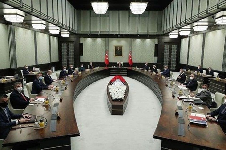 Koronavir&uuml;s salgınında vaka sayılarında her g&uuml;n rekor kırılması, ek &ouml;nlemleri