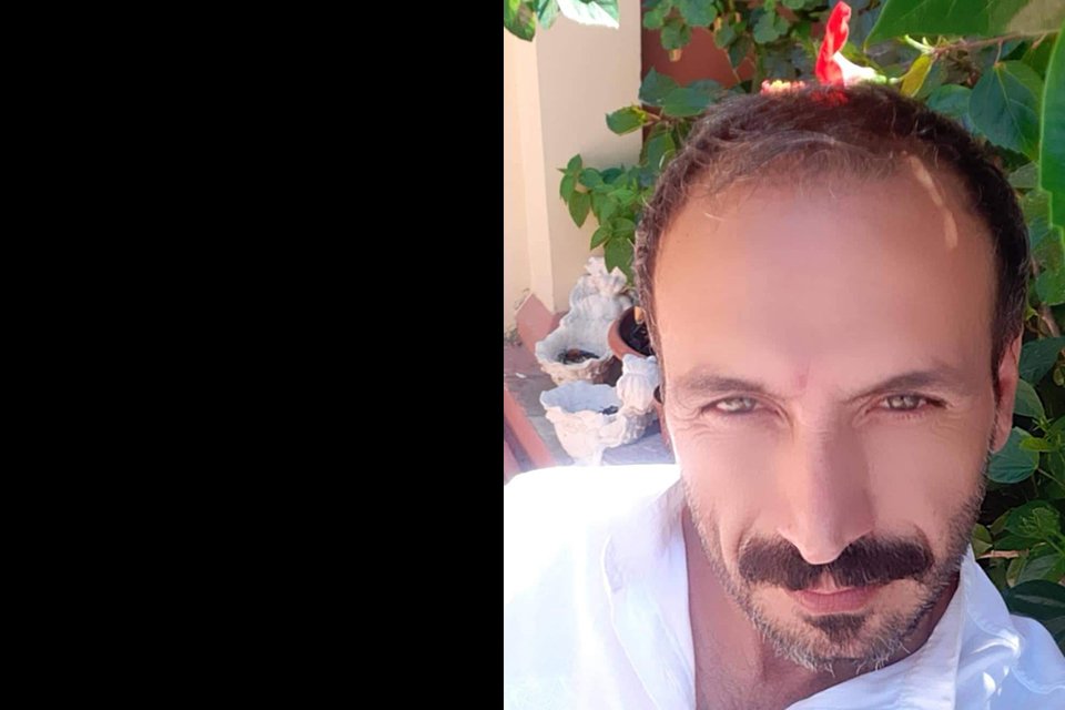 İzmir'in Çeşme ilçesinde, bir komiser yardımcısının güneş gözlüğünün çalındığı iddiasıyla