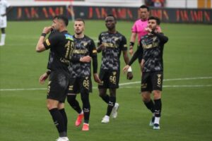 Çaykur Rizespor'un ardından deplasmanda Atakaş Hatayspor'u da yenmeyi başaran Göztepe