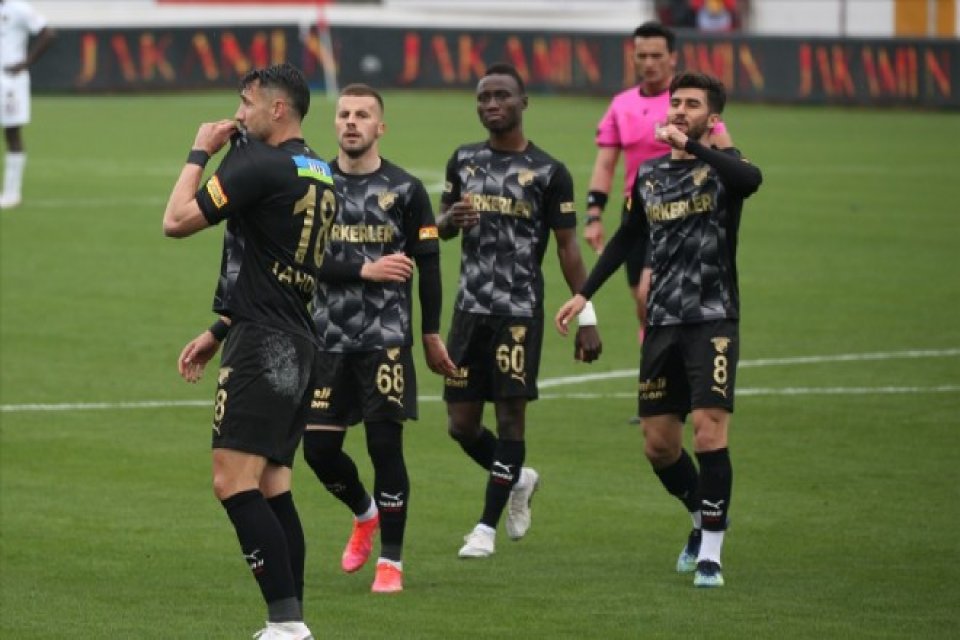 Çaykur Rizespor'un ardından deplasmanda Atakaş Hatayspor'u da yenmeyi başaran Göztepe