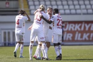 Spor Toto 1'inci Lig'de 29'uncu haftada deprem nedeniyle ligden &ccedil;ekilmek