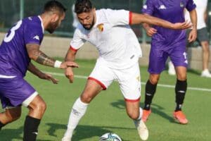 S&uuml;per&nbsp;&nbsp;Lig'de yeni sezon hazırlıklarına Urla Adnan S&uuml;vari Tesisleri'nde devam eden