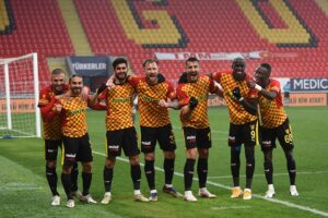 Süper Lig’in 25’inci haftasında Göztepe, sahasında Medipol Başakşehir’i 2-1 mağlup