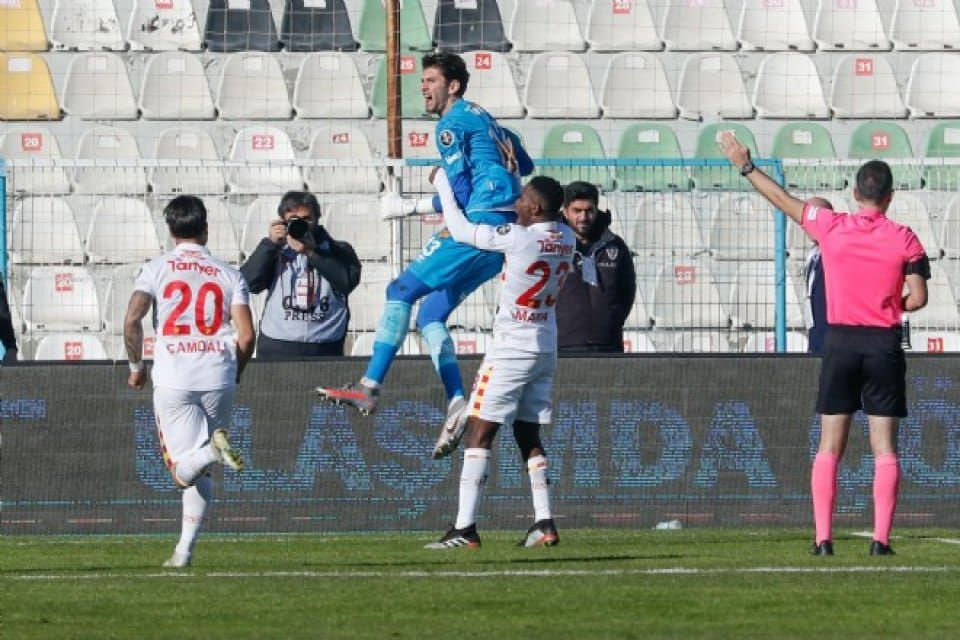 Spor Toto 1'inci Lig'de &uuml;st &uuml;ste deplasmanda Erzurumspor FK'yı 1-0,