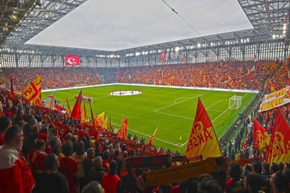 Spor Toto S&uuml;per Lig'de &uuml;st &uuml;ste 8 ma&ccedil;ını kaybedip son