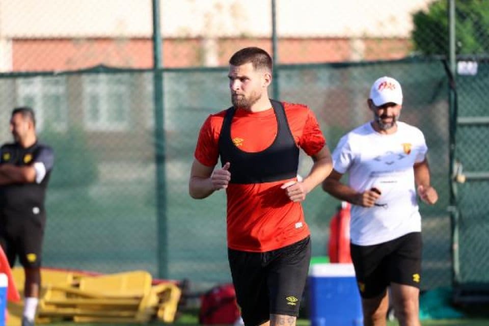 G&ouml;ztepe'de altyapıdan &ccedil;ıkıp 10 sezondur A takımda forma giyerek kul&uuml;b&uuml;n