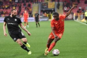 G&ouml;z-G&ouml;z'&uuml;n &uuml;st sıralar i&ccedil;in yarıştığı rakiplerinden Bey&ccedil;imento Bandırmaspor, ligden &ccedil;ekilen