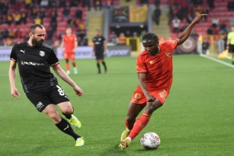G&ouml;z-G&ouml;z'&uuml;n &uuml;st sıralar i&ccedil;in yarıştığı rakiplerinden Bey&ccedil;imento Bandırmaspor, ligden &ccedil;ekilen