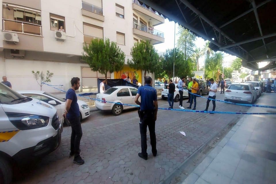 İzmir'de Tolgay Tarhan'ın (39), &uuml;yesi olduğu G&ouml;ztepe Yalı Taraftar Derneği