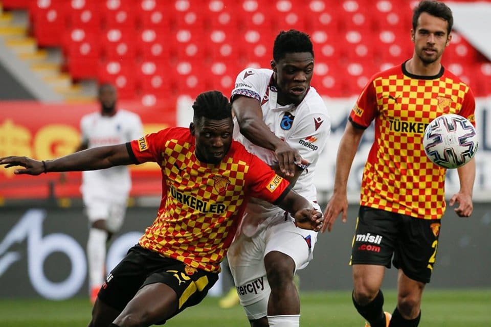G&ouml;ztepe-Trabzonspor ma&ccedil;ı nefes kesti. Trabzonspor, son dakikaları inanılmaz bir heyecana
