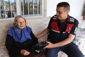 Denizli'nin Acıpayam il&ccedil;esinde jandarmanın dikkati sayesinde dolandırıldığını &ouml;ğrenen Cemile &Ouml;zcan,