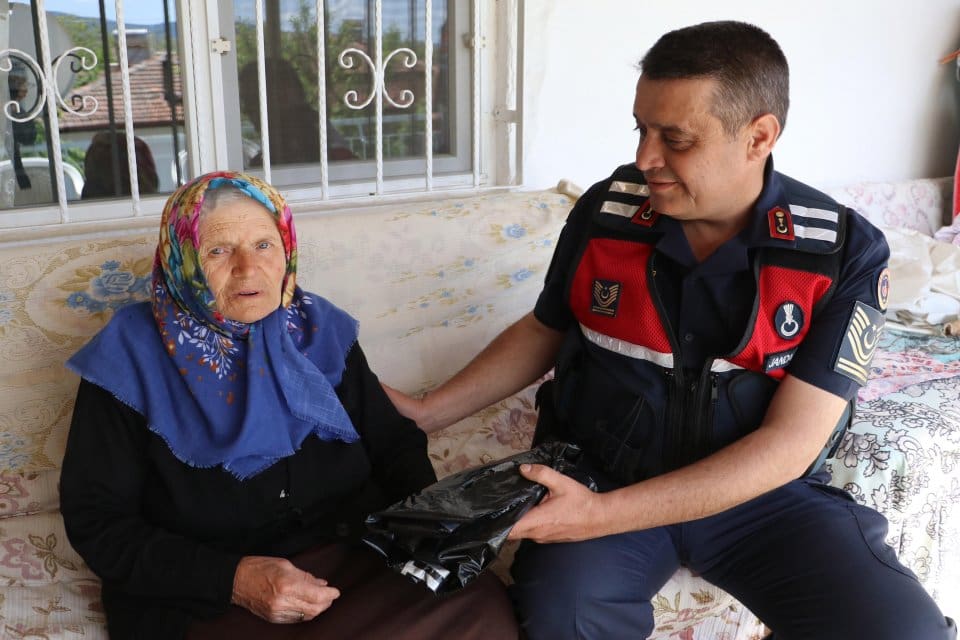 Denizli'nin Acıpayam il&ccedil;esinde jandarmanın dikkati sayesinde dolandırıldığını &ouml;ğrenen Cemile &Ouml;zcan,