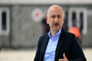 Ulaştırma ve Altyapı Bakanı Karaismailoğlu, "Deprem b&ouml;lgesinde mobil baz istasyonu