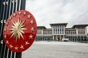 Se&ccedil;im &ouml;ncesi başkanlık sisteminde değişiklik hazırlığı yapıldığı&nbsp;&ouml;ne s&uuml;r&uuml;ld&uuml;. Sistemde hem