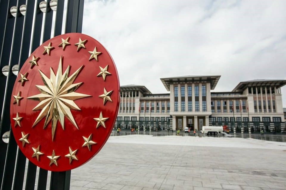 Se&ccedil;im &ouml;ncesi başkanlık sisteminde değişiklik hazırlığı yapıldığı&nbsp;&ouml;ne s&uuml;r&uuml;ld&uuml;. Sistemde hem